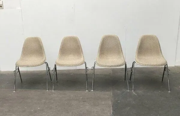 Illustration numéro 3 du produit Chaises empilables en fibre de verre de style mid-century par Charles et Ray Eames avec motif à carreaux par Alexander Girard pour Vitra, années 1960, ensemble de 4.
