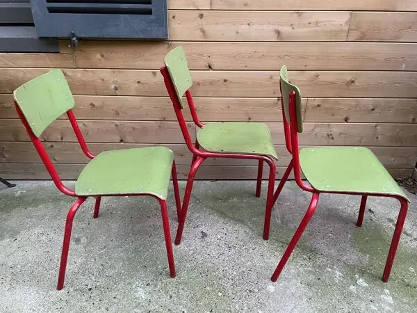Illustration numéro 3 du produit Lot de 3 chaises d’école vintage