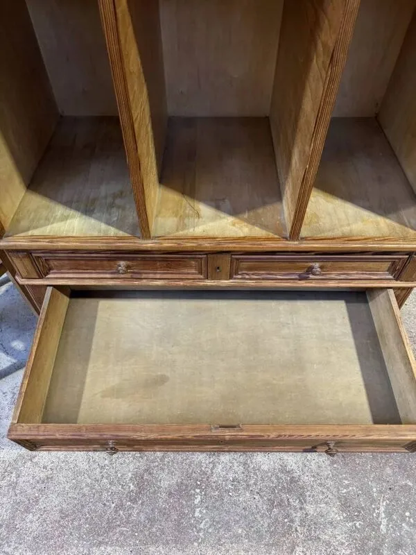 Illustration numéro 3 du produit Meuble de métier en pitchpin - Années 1950 - Commode & Bibliothèque