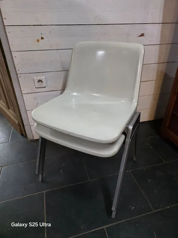 Illustration numéro 3 du produit Paire de chaises vintage Wilkhahn Coque fibre de verre Aluminium 1970