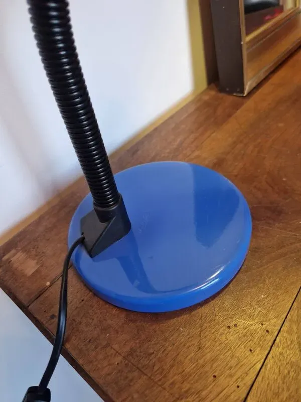 Illustration numéro 3 du produit Lampe de bureau allemande Brilliant — style vintage, bleu électrique