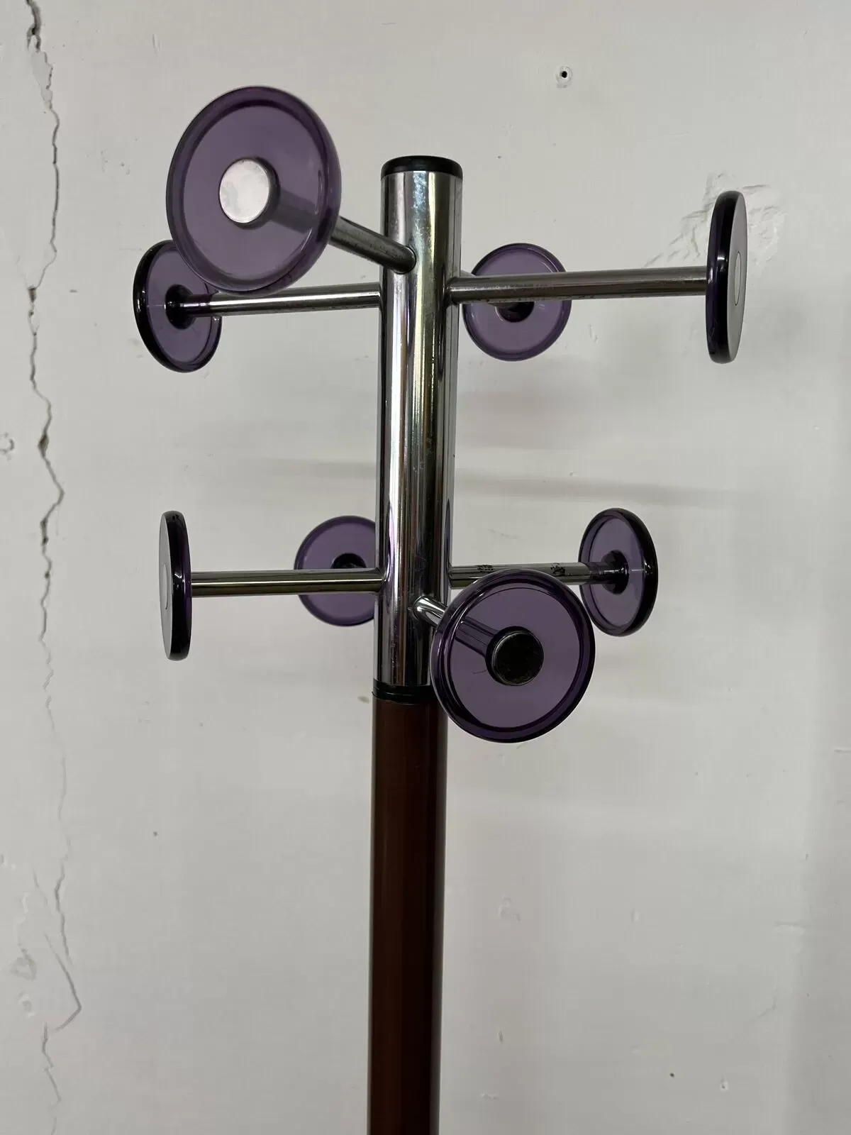 Illustration numéro 3 du produit Porte manteau industriel en métal chromé