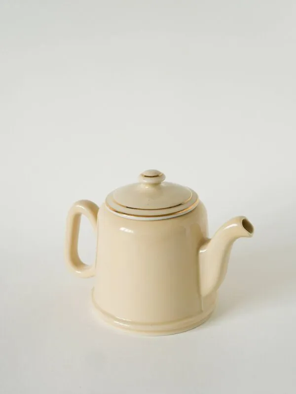 Illustration numéro 3 du produit Théière en céramique jaune beurre et dorée, 1950