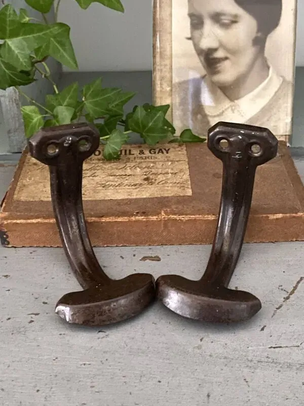 Illustration numéro 3 du produit Paire de patères métalliques