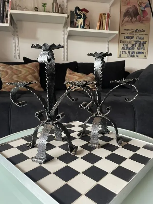 Illustration numéro 3 du produit Paire de chandeliers en ferronnerie artisanale