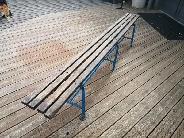 Illustration numéro 3 du produit Banc vestiaire école années 70