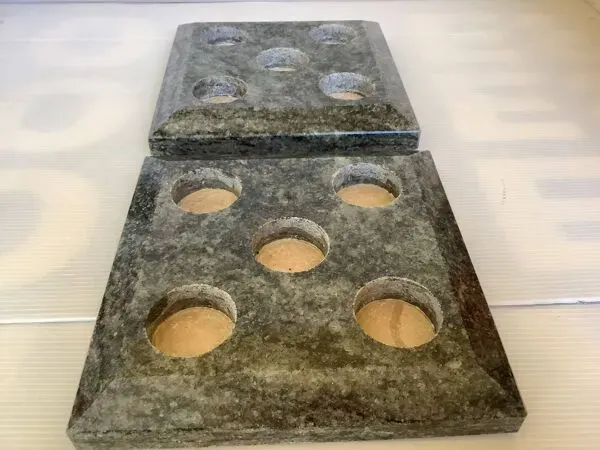 Illustration numéro 3 du produit Paire de bougeoirs en marbre vert