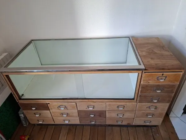 Illustration numéro 3 du produit Ancien meuble de métier (quincallerie) à tiroirs début XXème