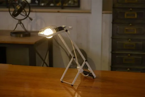 Illustration numéro 3 du produit Lampe de bureau Sintesi par Ernesto Gismondi pour Artemide 1990’s