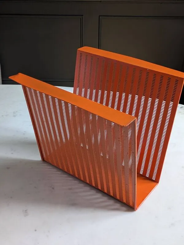 Illustration numéro 3 du produit Porte revues vintage en métal perforé orange/Style Mathieu Mategot/70'