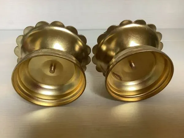 Illustration numéro 3 du produit Paire de bougeoirs fleurs métal doré