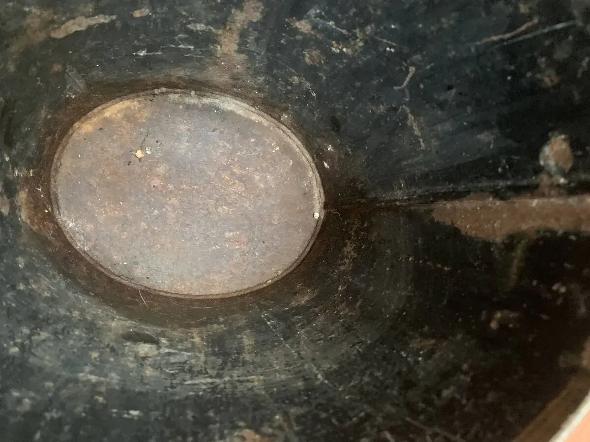 Illustration numéro 3 du produit Corbeille à papier Napoléon III en tôle noire et fleurs peintes, 19e siècle