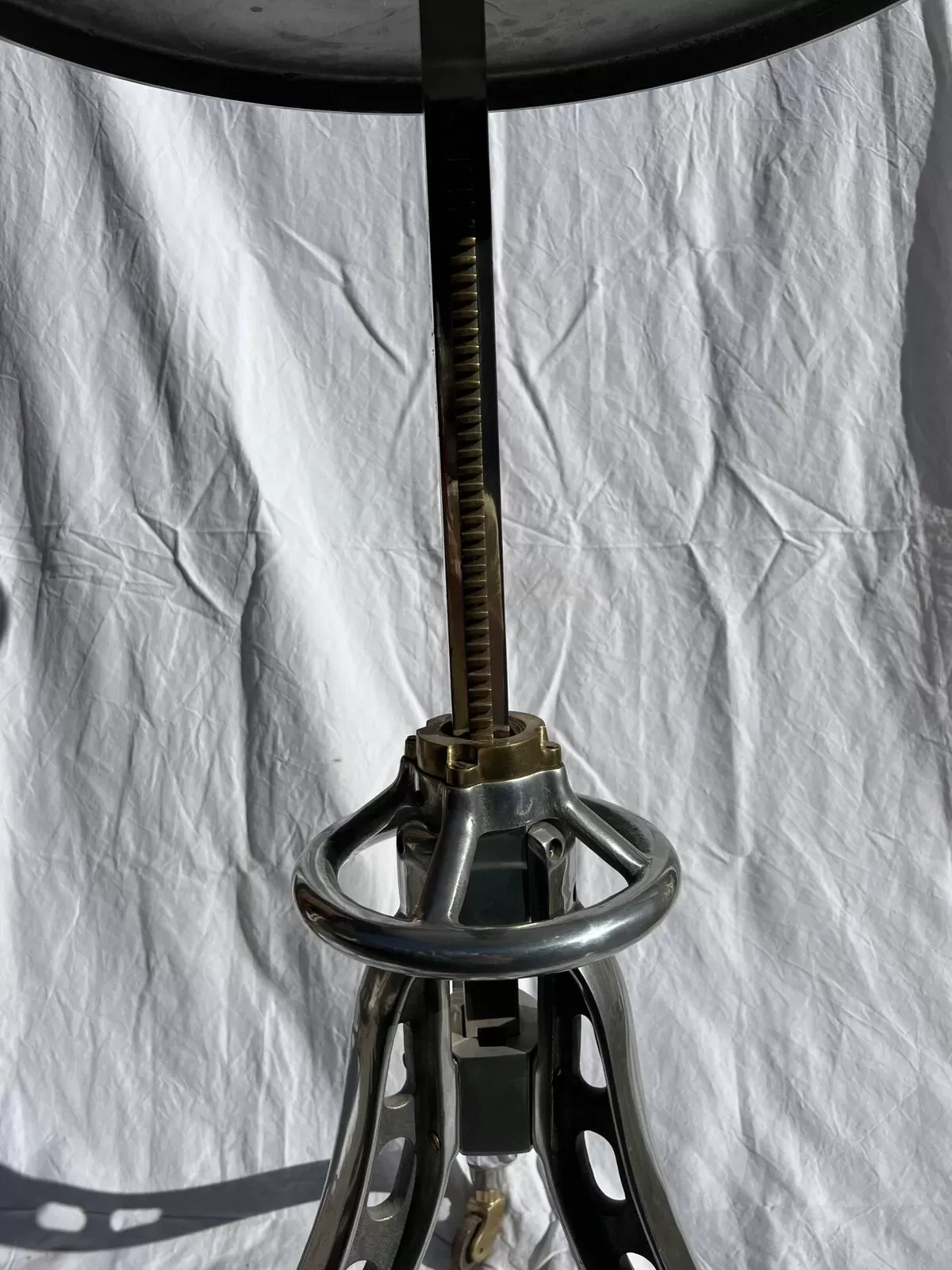 Illustration numéro 3 du produit Table à crémaillère