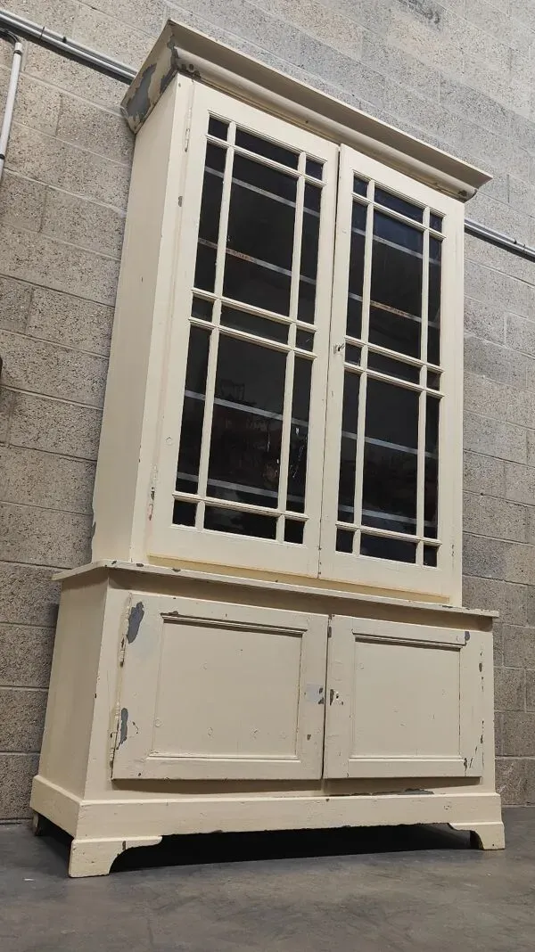 Illustration numéro 3 du produit Ancienne bibliothèque d'école, vaisselier blanc patiné deux corps année 1888