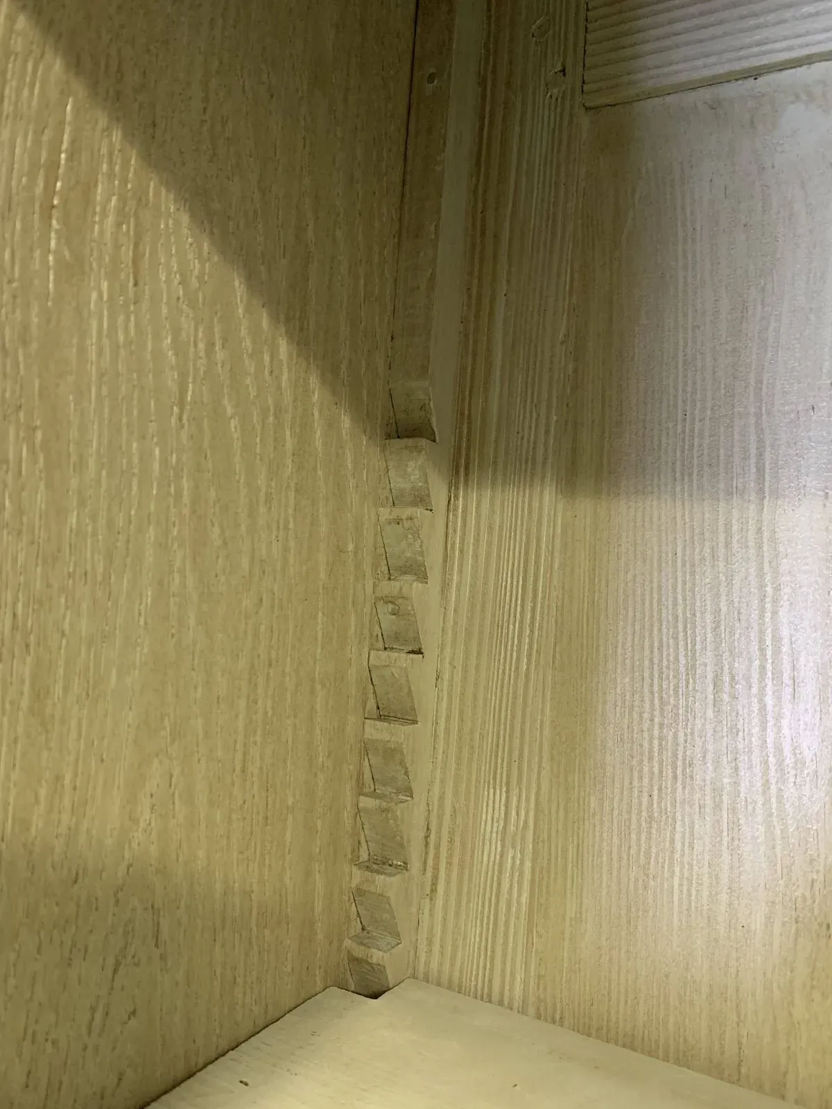 Illustration numéro 3 du produit Vitrine d'école en chêne massif