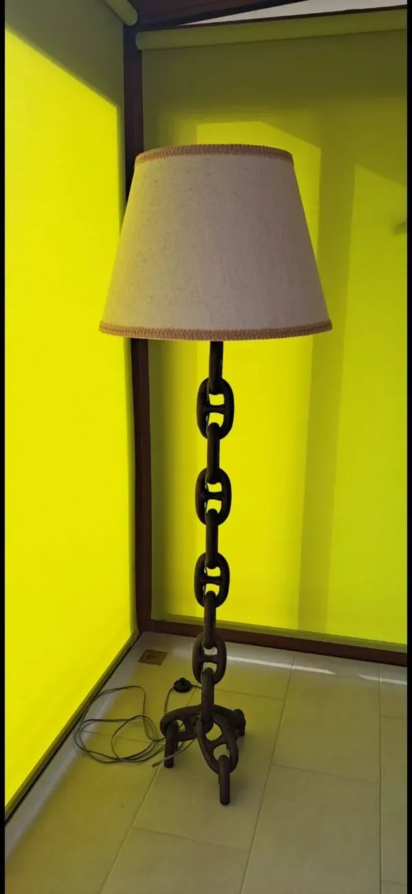 Illustration numéro 3 du produit Lampe de sol artisanale ''Chaîne d'Ancre'' – Style Industriel & Maritime