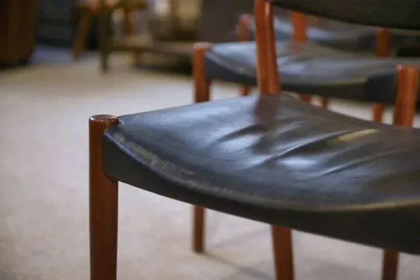 Illustration numéro 3 du produit Ensemble de 6 chaises Ejner Larsen et A. Bender Madsen pour Willy Beck design scandinave en cuir et palissandre 1960’s