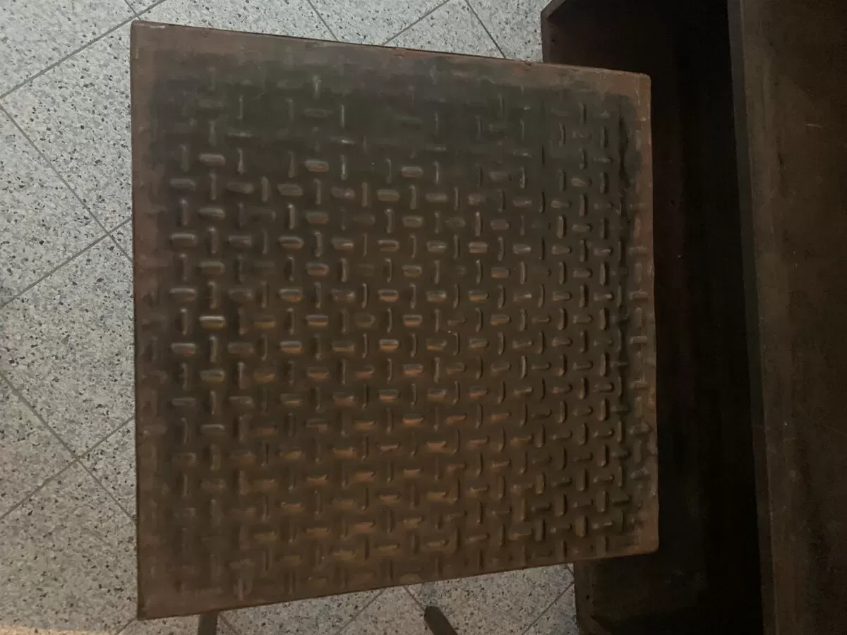 Illustration numéro 3 du produit Paire de tables d'appoint métal vintage