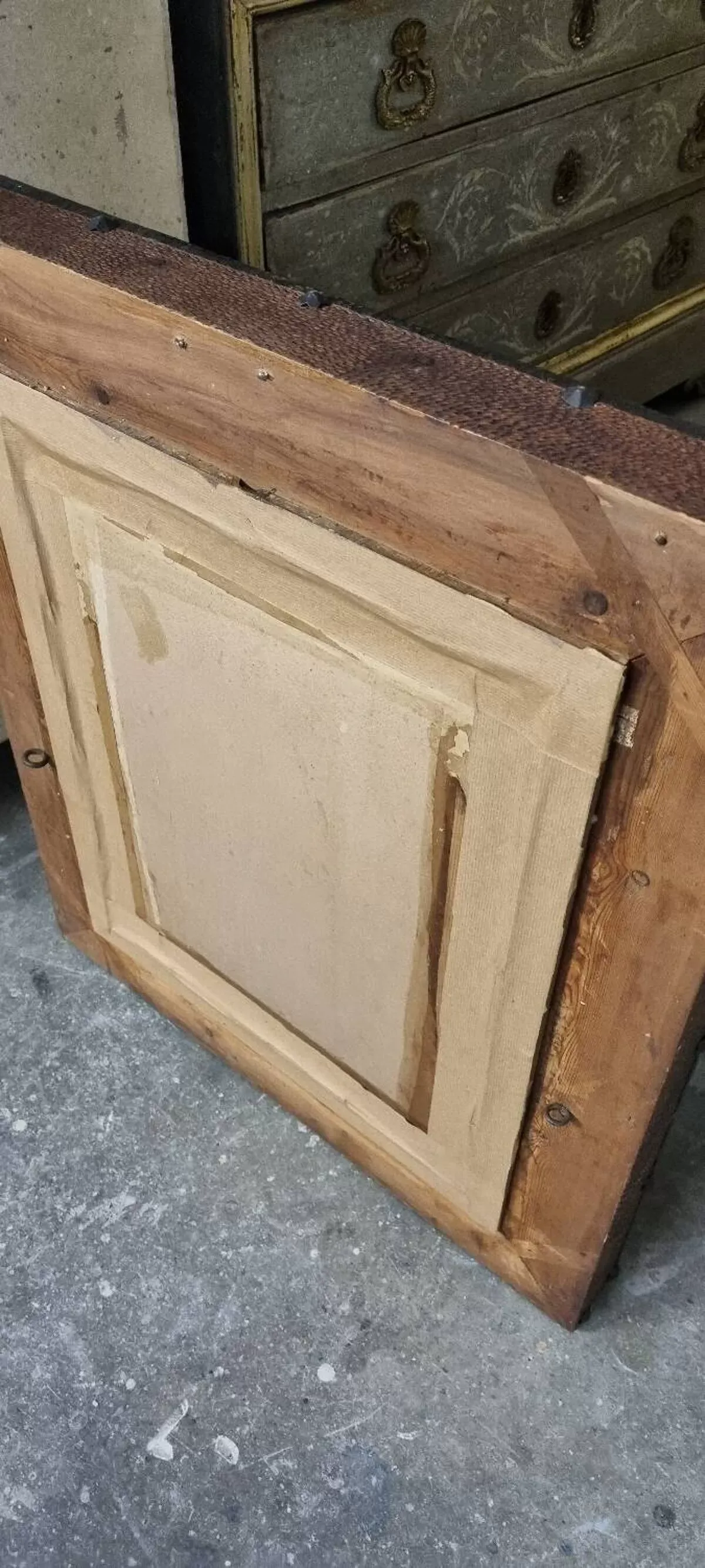 Illustration numéro 3 du produit Miroir début 20ème en tôle emboutie