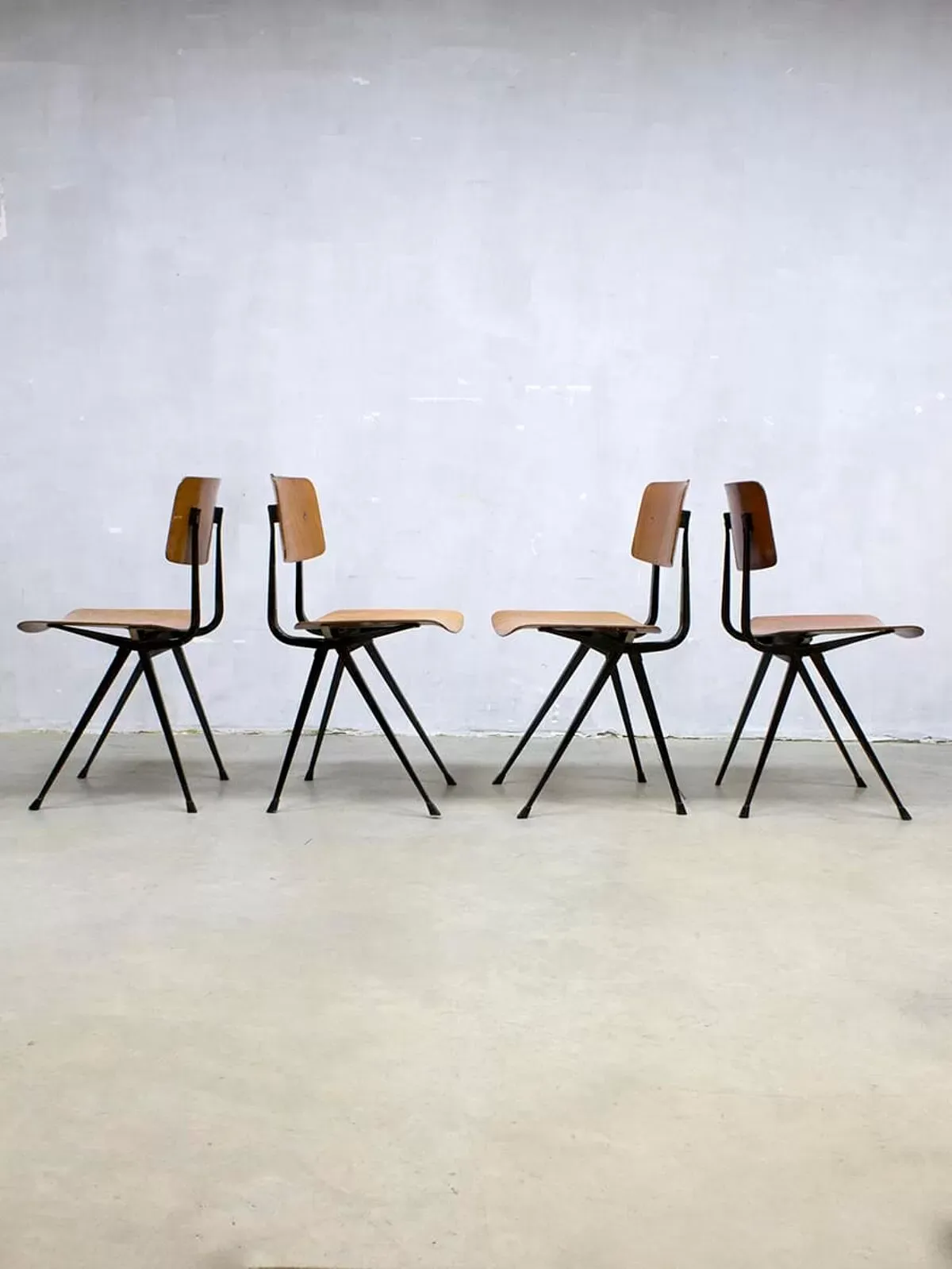 Illustration numéro 3 du produit Chaises d'école industrielle