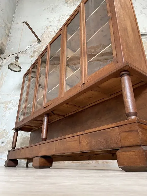 Illustration numéro 3 du produit Meuble de métier vitrine en bois massif.