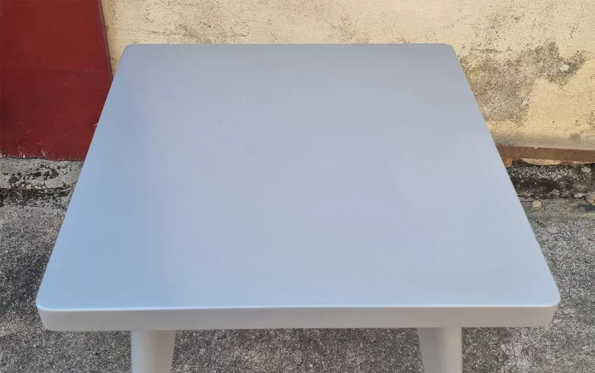 Illustration numéro 3 du produit Table tolix, design indus, et ses 3 chaises pliantes, dessinés par xavier pauchard