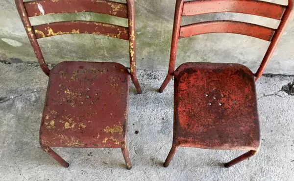 Illustration numéro 3 du produit Paire de chaises tolix T2 rouge - assise pleine - 1950