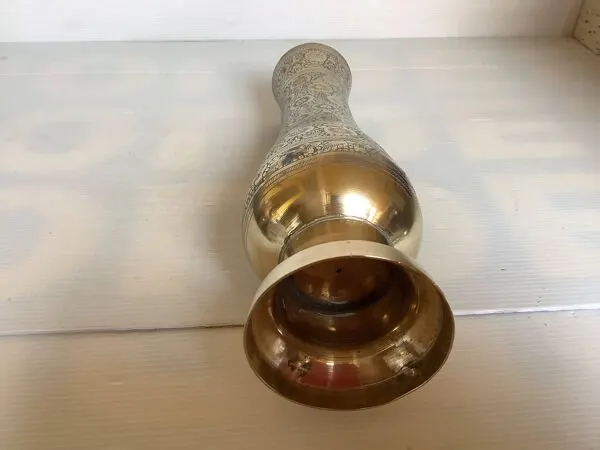 Illustration numéro 3 du produit Vase en laiton travaillé
