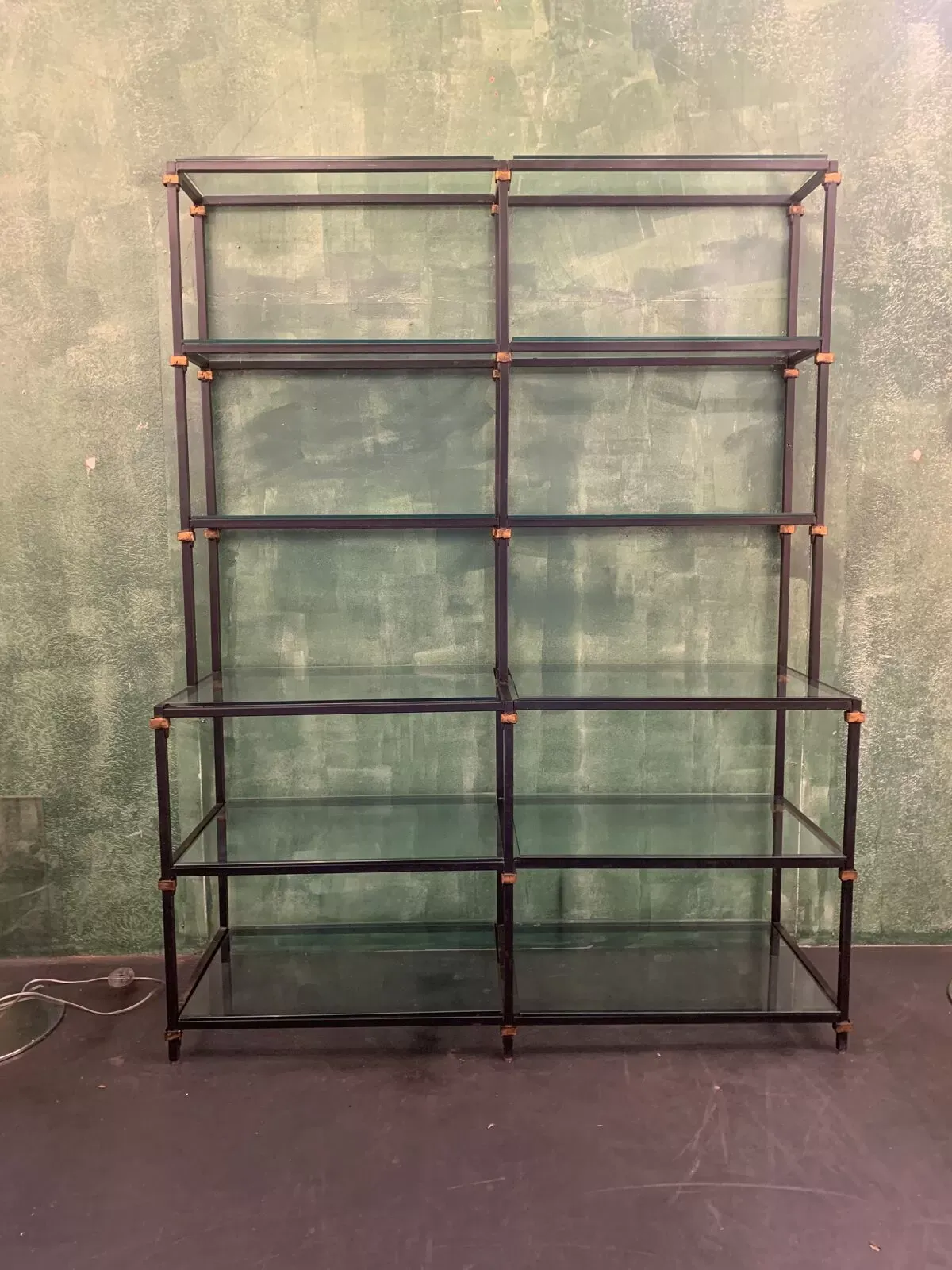 Illustration numéro 3 du produit Étagère d’usine tube en fer noir années 1960’