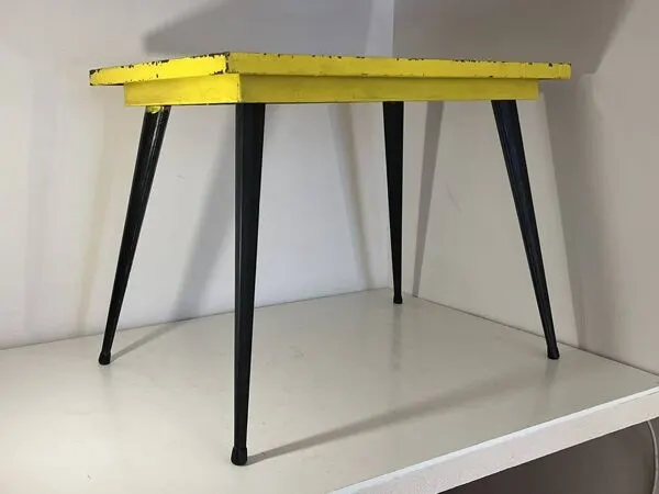 Illustration numéro 3 du produit Table  dans le style de Tolix jaune métal patiné