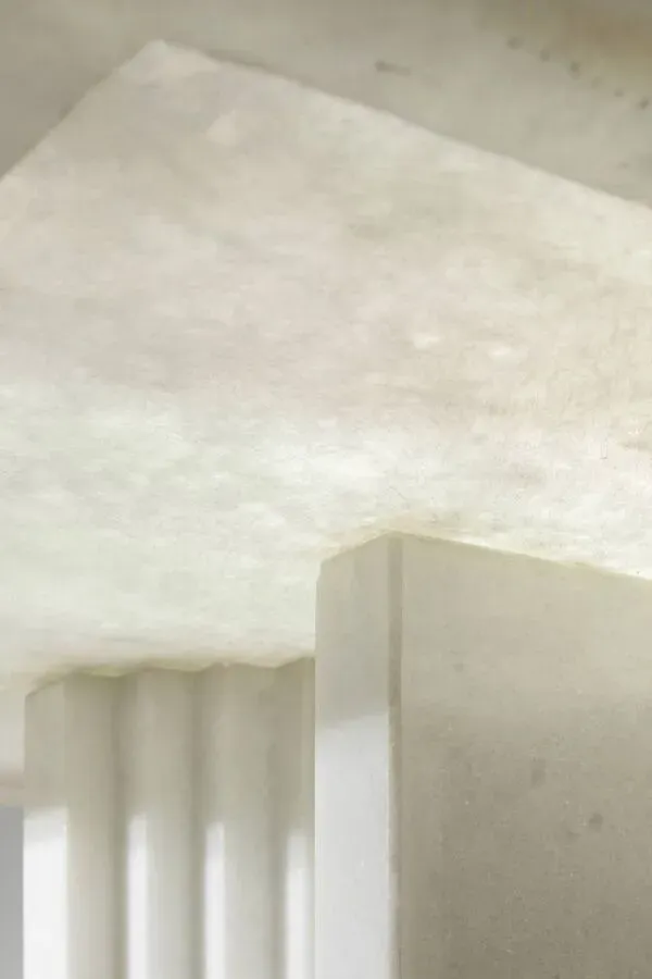 Illustration numéro 3 du produit Carlo Scarpa table de salle à manger modèle Delfi en marbre blanc