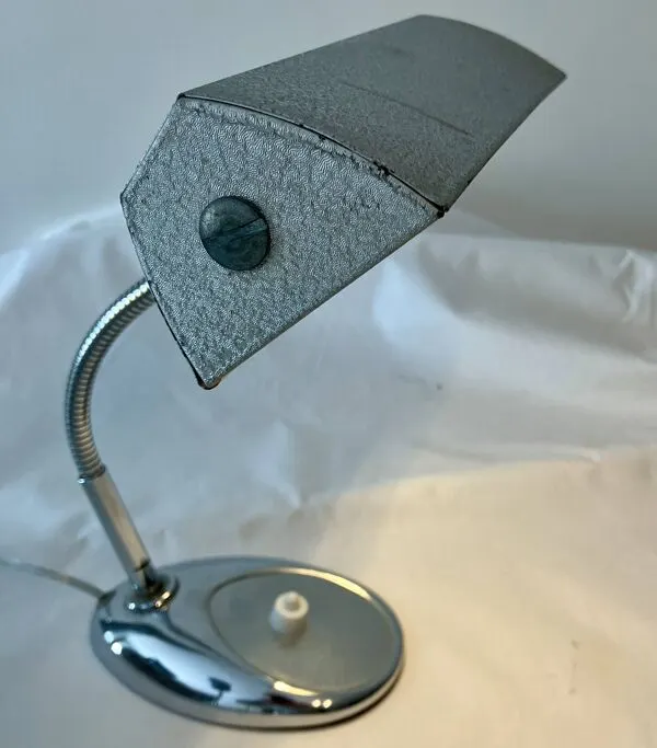Illustration numéro 3 du produit Lampe de bureau acier et chrome années 60