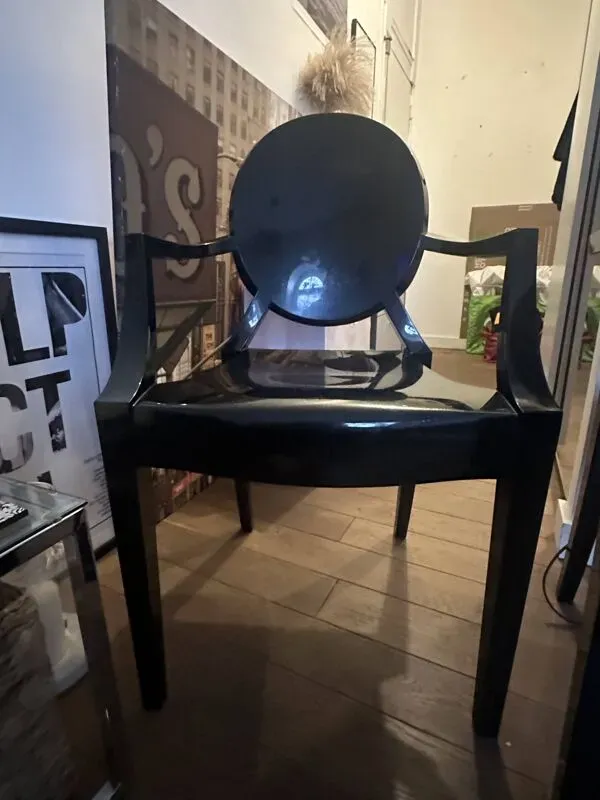 Illustration numéro 3 du produit Chaises Louis Ghost de Philippe Starck