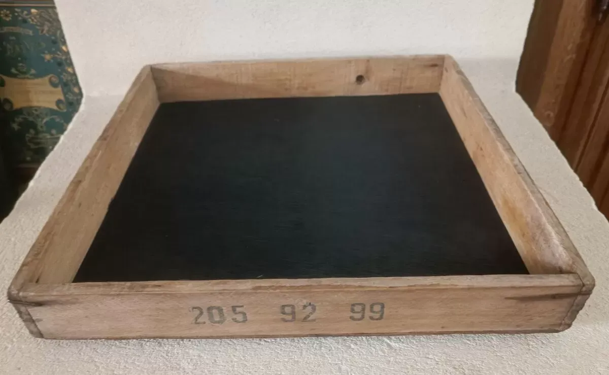 Illustration numéro 3 du produit Plateau ancien en bois art populaire