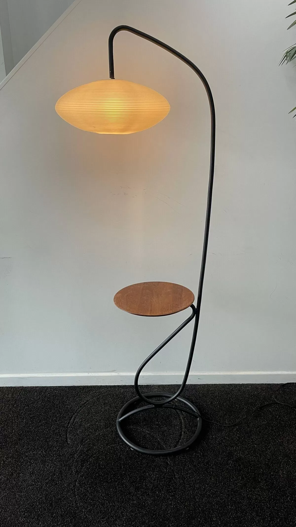 Illustration numéro 3 du produit Lampadaire ( lampe & table ) en  acier tubulaire, ca 1960