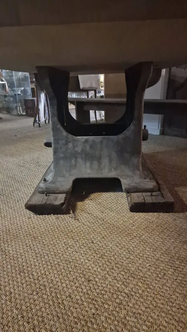 Illustration numéro 3 du produit Table création en orme massif et machine industrielle