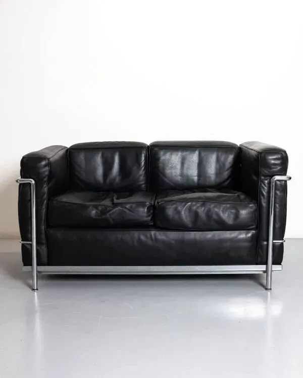 Illustration numéro 3 du produit LC2 Two-Seater Sofa in Leather by Le Corbusier & Pierre Jeanneret