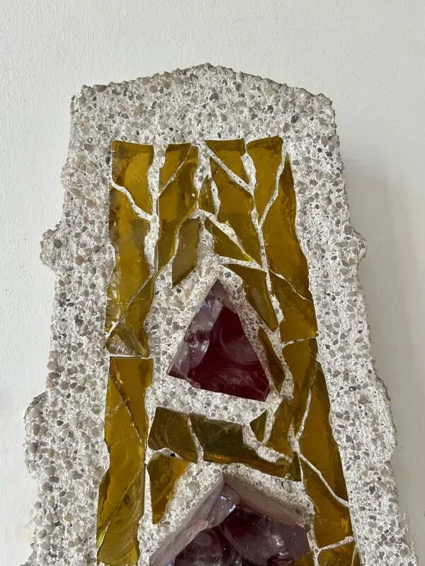 Illustration numéro 3 du produit Applique vintage XL « vitrail » ciment et verre, Suède 1950