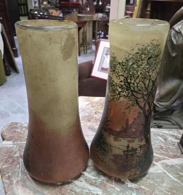 Illustration numéro 3 du produit Paire de vases en verre émaillé, à décor finement peint