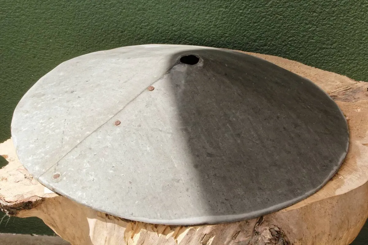 Illustration numéro 3 du produit Abat-jour en zinc riveté, art populaire