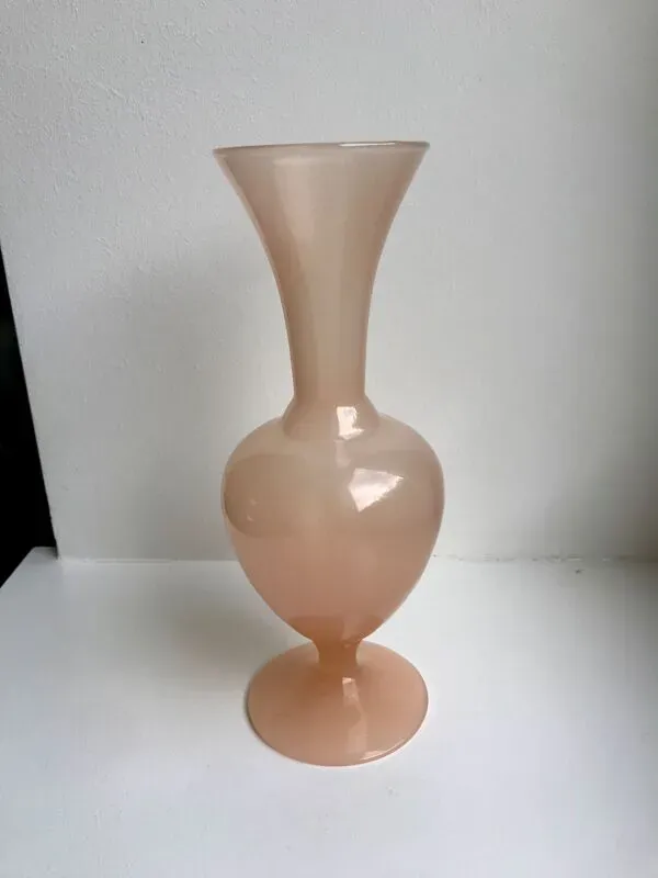 Illustration numéro 3 du produit Vase en opaline rose pâle années 40