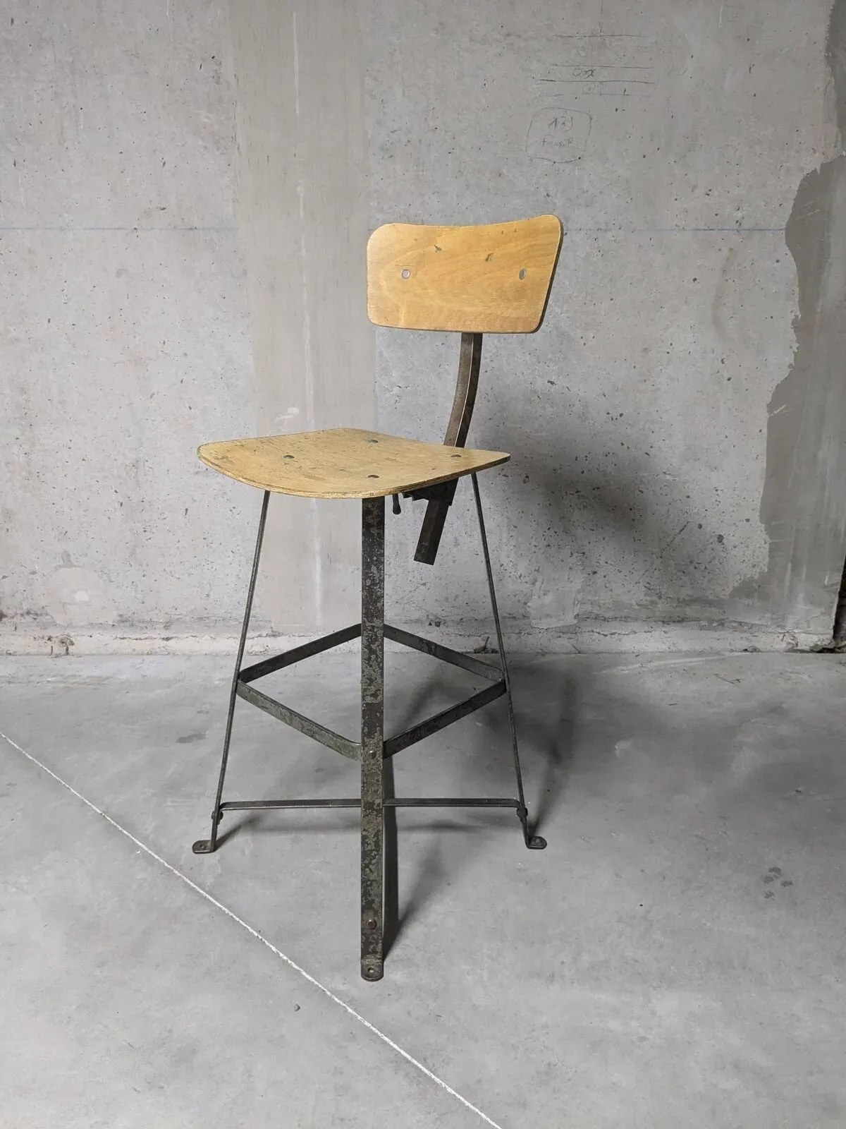 Illustration numéro 3 du produit Chaise haute d'atelier Bienaise, chaise industrielle vintage