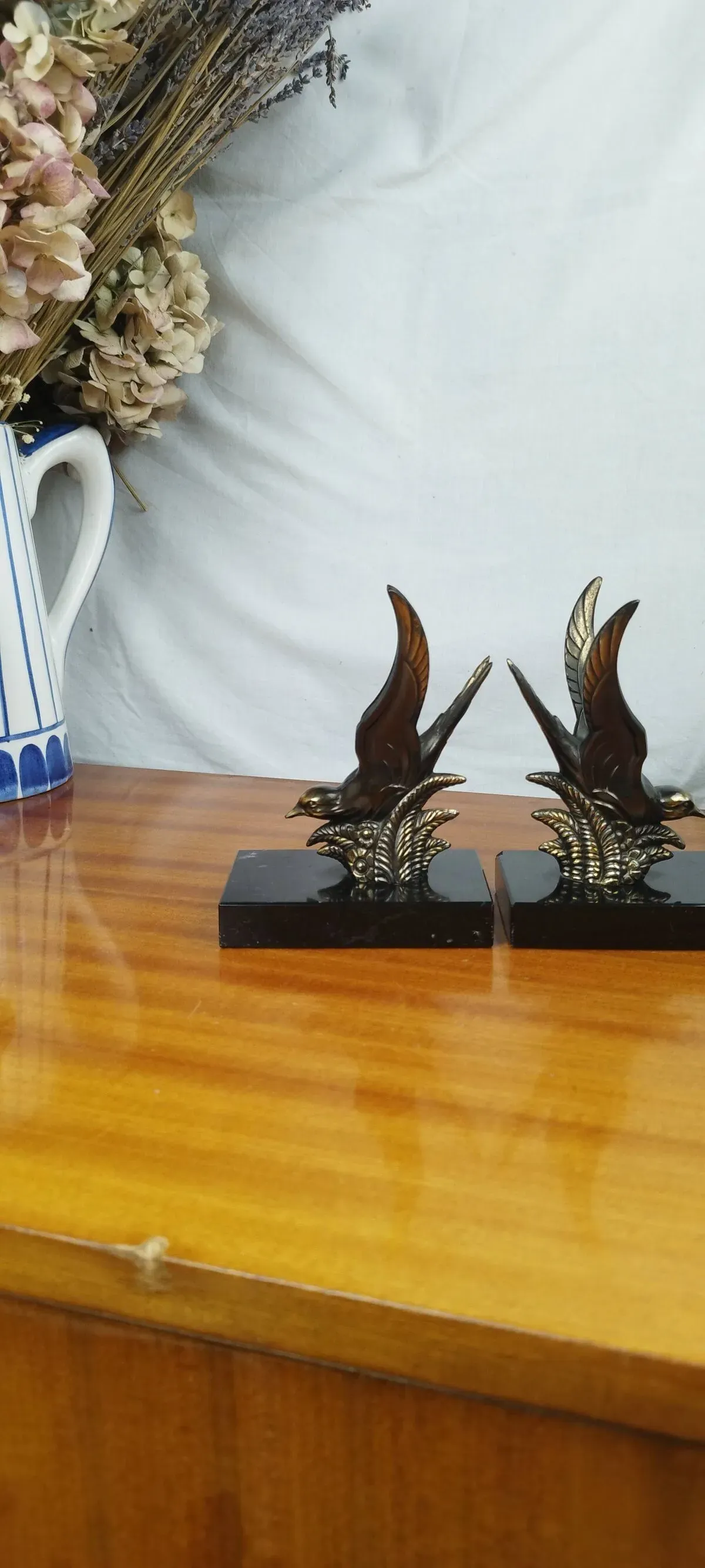 Illustration numéro 3 du produit Paire de serre-livres Art Déco envolée d'hirondelles en marbre et régule