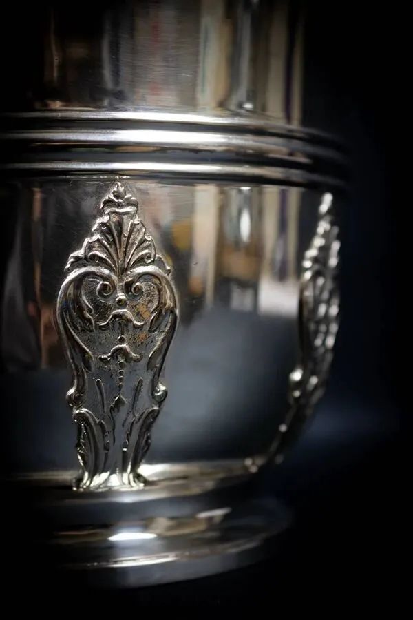 Illustration numéro 3 du produit Seau à rafraîchir en métal argenté à appliques néoclassiques, fin XIXe