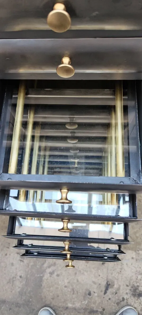 Illustration numéro 3 du produit Ancien meuble de dentiste métal meuble de métier