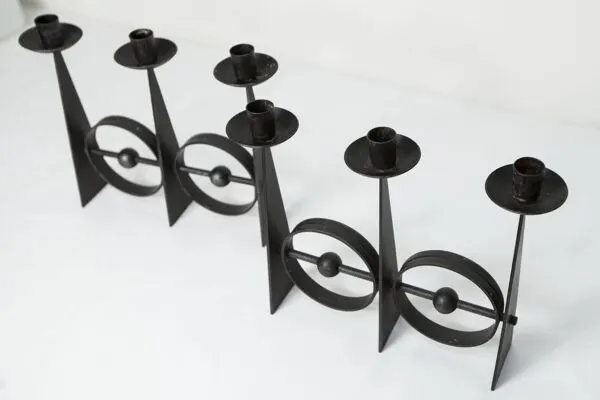 Illustration numéro 3 du produit Paire de chandeliers scandinaves en fer forgé brutaliste à 3 lumières 1960