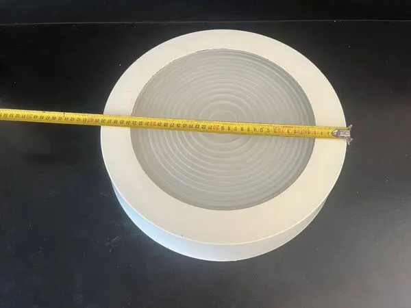Illustration numéro 3 du produit Plafonnier Holophane en métal laqué
