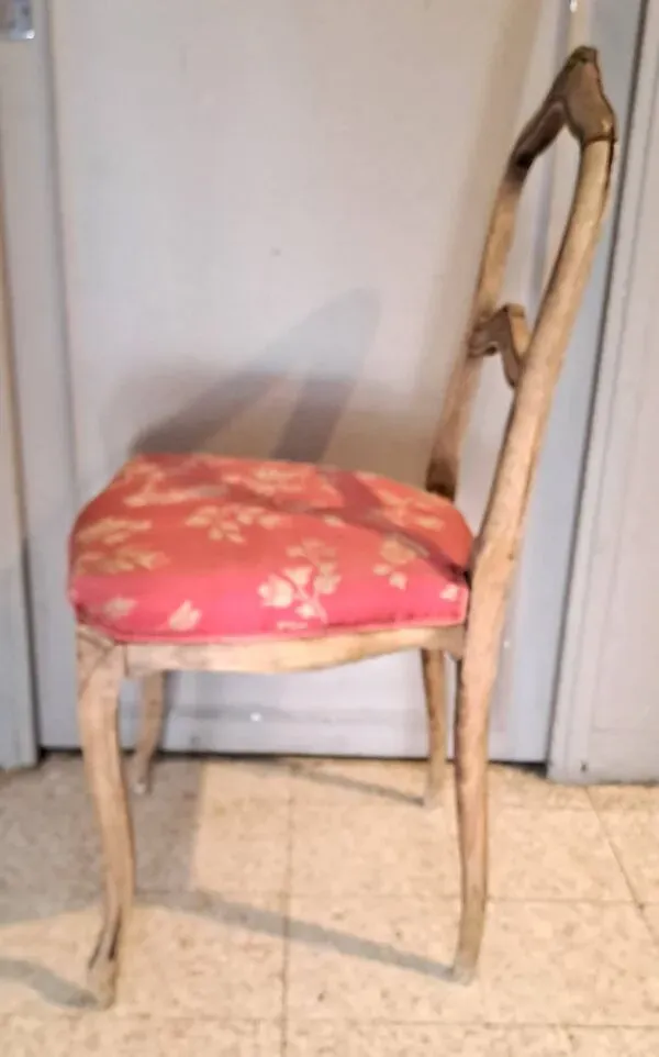 Illustration numéro 3 du produit Chaise bois bois vernissé et tissu satin broché fond rouge 1920