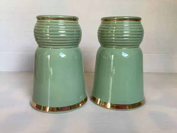 Illustration numéro 3 du produit Paire d’anciens vases en céramique verte et dorée