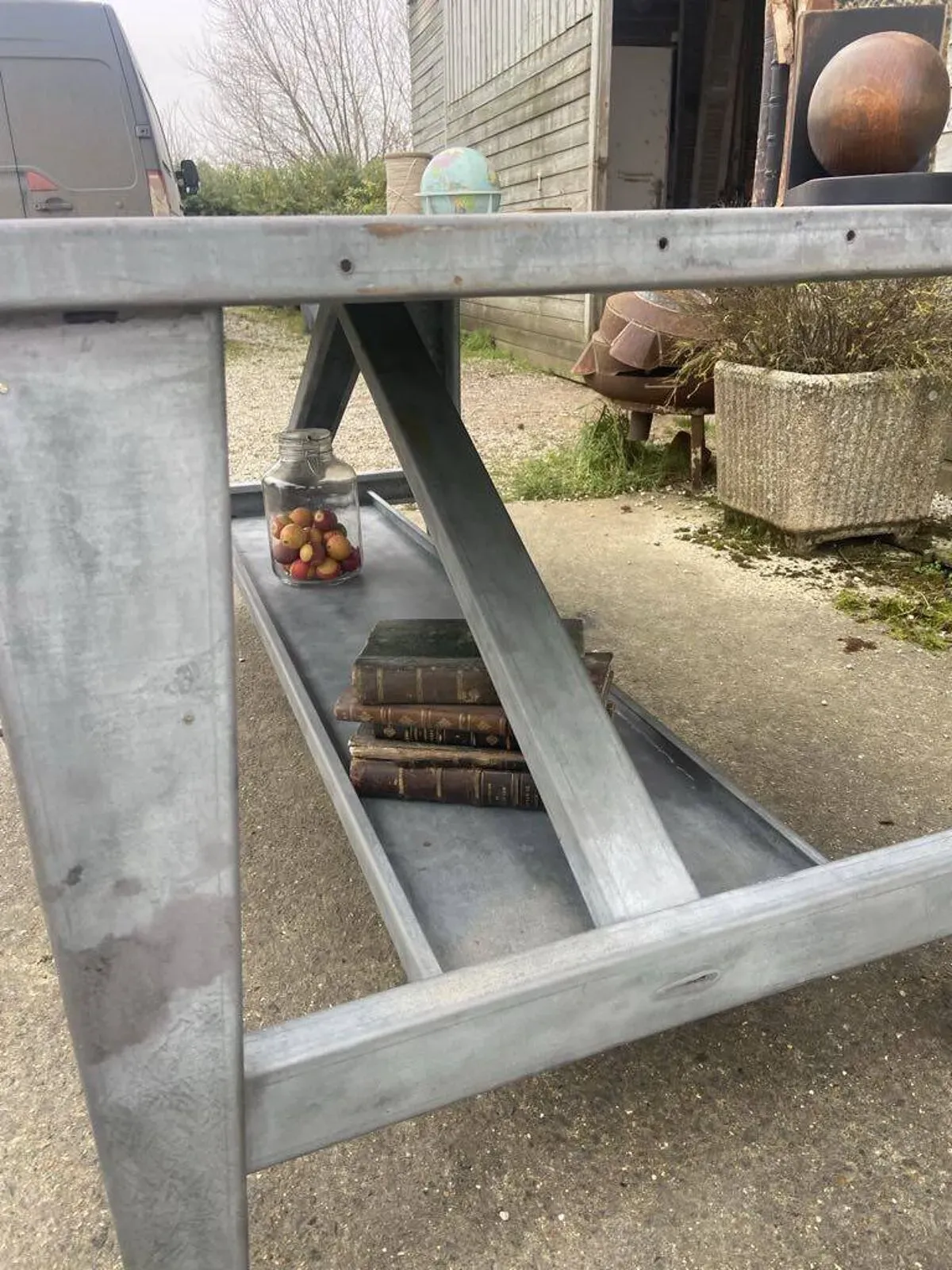 Illustration numéro 3 du produit Table métallique